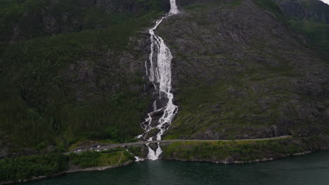 Langfossen-Wasserfall-An-Der-Westküste-Im-Kreis-Vestland,-Norwegen