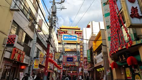 Caminando-Por-La-Vibrante-Ciudad-China-De-Yokohama-En-Japón