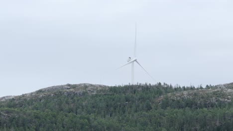 Windmill-For-Electric-Power-Production-Near-Hildremsvatnet,-Norway---wide