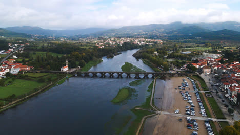 Atemberaubende-4K-Drohnenaufnahmen-Aus-Der-Luft-Eines-Dorfes-–-Ponte-De-Lima-In-Portugal-Und-Seines-Wahrzeichens-–-Einer-Steinernen-Römischen-Brücke-über-Den-Fluss-Lima
