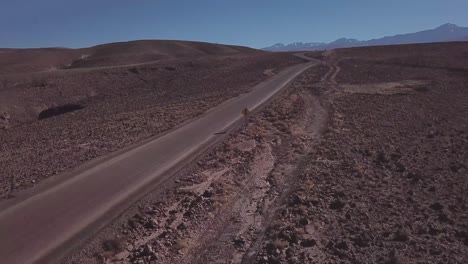 Vista-Aérea-épica-De-Un-Automóvil-Conduciendo-Por-El-Desierto-De-Atacama,-Chile,-Bolivia