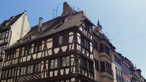 Mittelalterliches-Traditionelles-Fachwerkhaus-In-La-Petite-France,-Straßburg,-Niedriger-Winkel