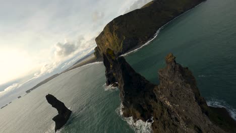 Seastacks-Islandeses-Y-Costa-Desde-Arriba