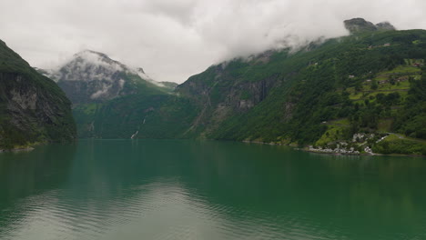 Geirangerfjord-Está-Rodeado-De-Majestuosos-Picos-Montañosos-En-Noruega