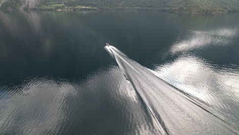 Boot-Segelt-Auf-Einem-Fjordsee-Mit-Wolkenspiegelung,-Eikesdalsvatnet,-Eikesdalen,-Norwegen