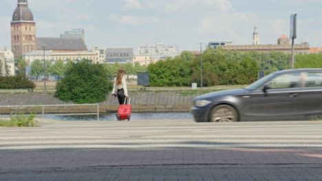 Frau,-Die-Für-Eine-Geschäftsreise-In-Riga-Ankommt