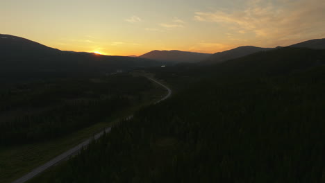 Malerische-Mitternachtssonne-über-Den-Bergen-Auf-Der-Autobahn-E6-Im-Norden-Norwegens