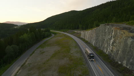 Carretera-Escénica-De-La-Vía-E6-Durante-La-Puesta-De-Sol-En-Noruega