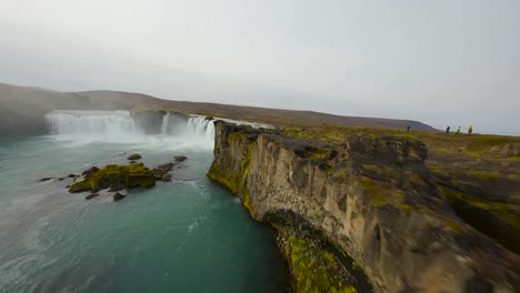 Un-Rápido-Dron-FPV-Captura-La-Impresionante-Belleza-De-La-Cascada-Godafoss,-Islandia