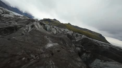 Luftüberflugansicht-Der-Isländischen-Gletscherkämme-Mit-Einer-FPV-Drohne