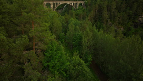 Scenic-aerial-reveal-shot-of-Kylling-railway-bridge-in-Verma,-Norway