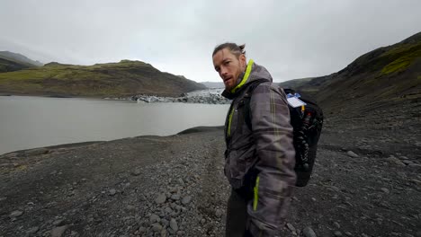 Caminante-Acercándose-A-La-Laguna-Glaciar.-Explorando-En-Islandia