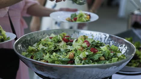Gäste-Legen-Caesar-Salat-Beim-Hochzeitsbankett-Auf-Ihre-Teller