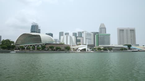 Blick-Auf-Die-Esplanade-Und-Die-Theater-An-Der-Bucht-Sowie-Das-Singapur-Flyover-Riesenrad-An-Der-Marina-Bay