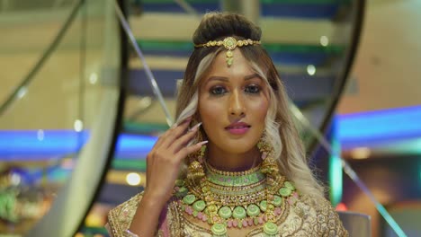 Gesichtsnahaufnahme-Eines-Jungen-Indischen-Mädchens-In-Traditioneller-Indischer-Kleidung