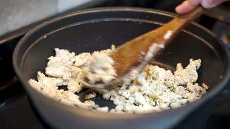 Cocine-Pollo-Molido-En-Una-Sartén-Para-Hacer-Tacos.