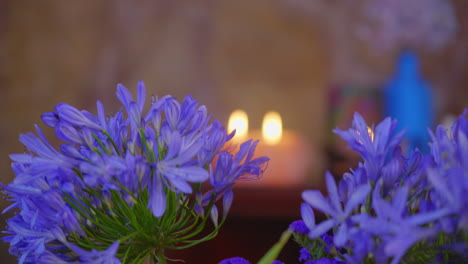 Blumenstrauß-Aus-Maiglöckchen-Mit-Kerzenlicht-Und-Rustikalem-Hintergrund