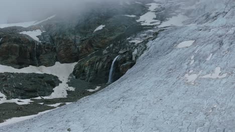 Flug-über-Die-Gletscheroberfläche-Und-Die-Spektakulären-Wasserfälle-Von-Fellaria-Von-Valmalenco-In-Der-Sommersaison