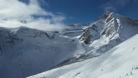 Atemberaubende-Aussicht-Auf-Die-Schneebedeckten-Berge-Tief-Im-Hinterland-Der-Kanadischen-Rocky-Mountains
