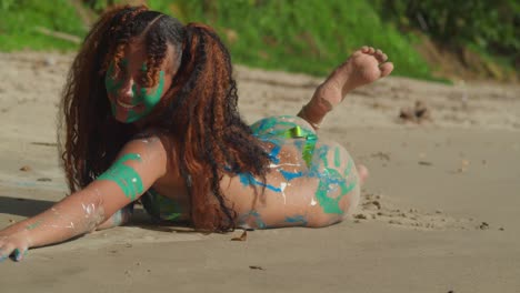 Sexy-Schlankes-Mädchen-In-Bikini-Körperbemalung-Liegt-Im-Goldbraunen-Sand-Eines-Tropischen-Strandes