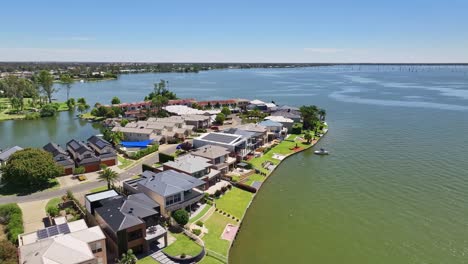 Overhead-alongside-resort-houses-and-apartments-on-the-shore-of-Lake-Mulwala-in-NSW,-Australia