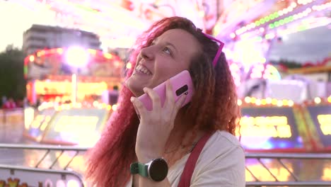 Mujer-Feliz-Hablando-Por-Teléfono-Inteligente-En-La-Feria