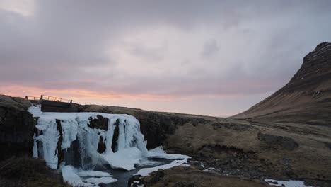 Kirkjufell-Berg-Und-Kirkjufellsfoss-Wasserfalllandschaft-Während-Der-Goldenen-Stunde