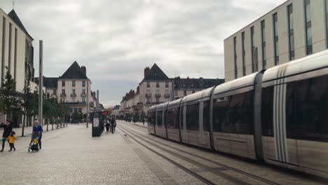 Tram-travelling-through-the-city-of-Tours