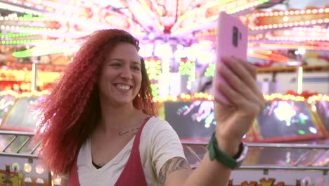 Frau-Mit-Roten-Haaren-Macht-Ein-Selfie-Auf-Der-Messe