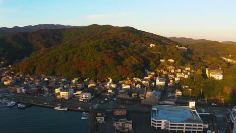 Vista-Aérea-De-La-Ciudad-De-Toba-Al-Amanecer-En-Otoño-En-Japón,-Toma-Panorámica-De-4k