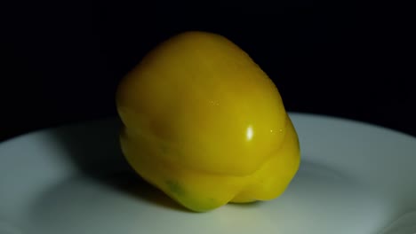 Gelbe-Paprika-Auf-Einem-Weißen-Teller,-Der-Sich-Nach-Links-Dreht,-Essen-Und-Ernährung