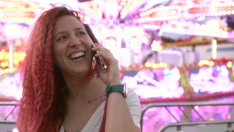 Mujer-Hablando-Por-Teléfono-Inteligente-En-La-Feria