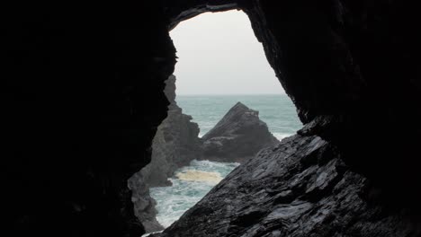 Cornwall-Crantock-Blick-Auf-Raues-Meer-Und-Felsen-Durch-Ein-Höhlenfenster-Aus-Nächster-Nähe