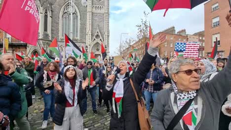 Menschen-Aus-Aller-Welt-Protestieren-In-Dublin-Für-Gerechtigkeit-Für-Das-Palästinensische-Volk