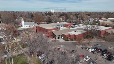 Toma-De-Drones-De-La-Biblioteca-Pública-De-Loveland-Ubicada-En-El-Campus-Municipal-De-Loveland,-Colorado