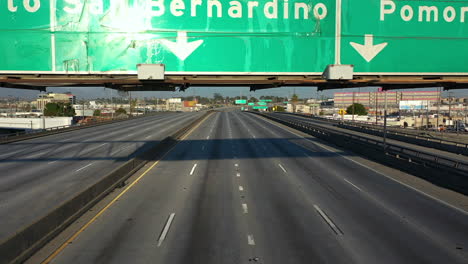 Autobahnschilder-An-Der-Gesperrten-Interstate-10-Im-Sonnigen-Los-Angeles-–-Luftaufnahme