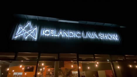 Exterior-Icelandic-Lava-Show-store-front-in-Vik,-Iceland-at-night