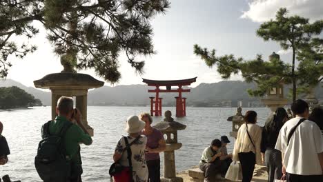Schwimmendes-Rotes-Torii-Tor-Am-Itsukushima-Schrein-Auf-Der-Insel-Miyajima-Mit-Touristen,-Die-Fotos-Machen