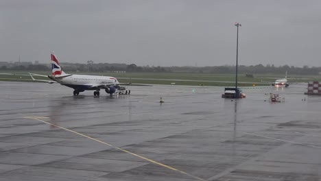 Dublin-Airport-Departures-aeroplane-taxiing-on-the-runway-with-ground-crews-in-bad-weather