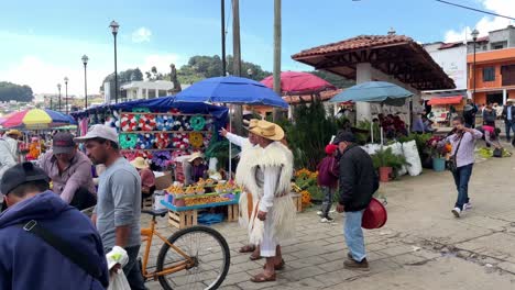 Pueblo-Mexicano-Vistiendo-Ropas-Tradicionales-En-El-Mercado-Local-De-Una-Remota-Aldea-Rural-En-Chiapas.