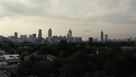 Der-U-Bahn-Zug-Marta-In-Atlanta,-Georgia,-Fährt-Dicht-Im-Vordergrund-Einer-Wunderschönen-Luftaufnahme-Der-Skyline-Der-Innenstadt-Von-Atlanta-Vorbei