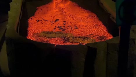 Nahaufnahme-Der-Lava,-Die-Auf-Den-Darauf-Platzierten-Eisblock-Reagiert,-Im-Isländischen-Lava-Show-Erlebnis