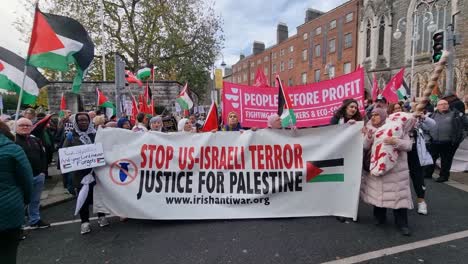 Menschen-Halten-Bei-Einem-Protest-Für-Palästina-Ein-Banner-Hoch