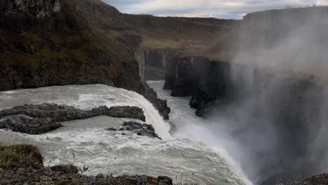Cataratas-Gullfoss-Islandia-Cascada-Majestuosa-Belleza-Turismo-Islandés-Cine-Turismo-Brumoso-Escena-Hermosa