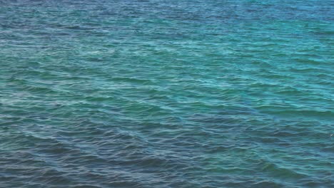 Ruhige-Meereswellen-An-Einem-Sonnigen-Tag-Am-Mittelmeer