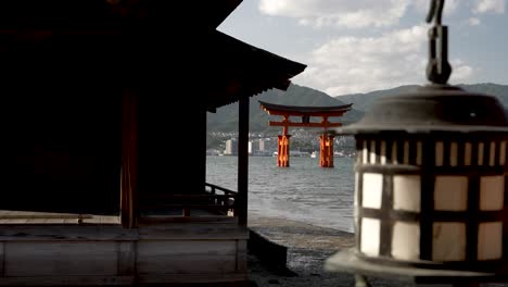 Santuario-Itsukushima-Detrás-De-Algunos-Edificios-Japoneses-En-La-Isla-Miyajima.