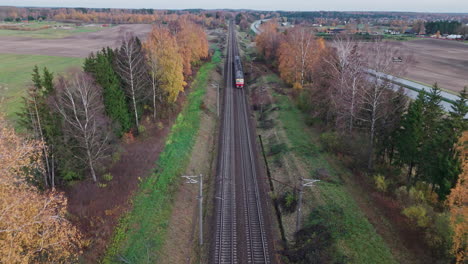 Erleben-Sie-An-Einem-Klaren-Herbsttag-Eine-Faszinierende-Drohnenaufnahme,-Die-Eine-Alte-Bahnstrecke-Nachzeichnet