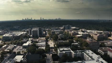 Von-Links-Nach-Rechts-Luftaufnahme-Der-Innenstadt-Von-Decatur,-Georgia,-Mit-Der-Skyline-Von-Atlanta-Im-Hintergrund