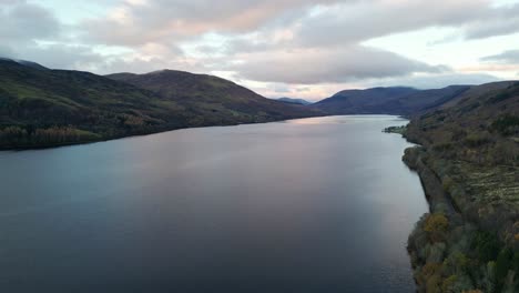 Hermoso-Amanecer-De-Otoño-En-Loch-Win,-Escocia--Vista-Aérea