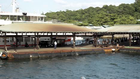 POV-Desde-El-Ferry-Jr-Miyajima-Acercándose-Al-Muelle-De-La-Terminal-De-Miyajima